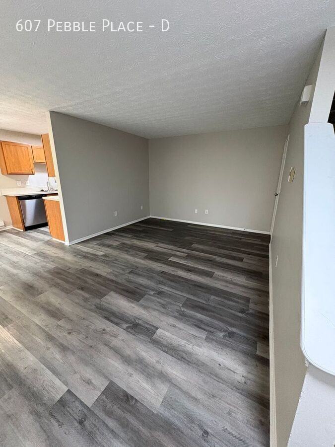 607 Pebble Place Dr #D - Photo 4 of 27