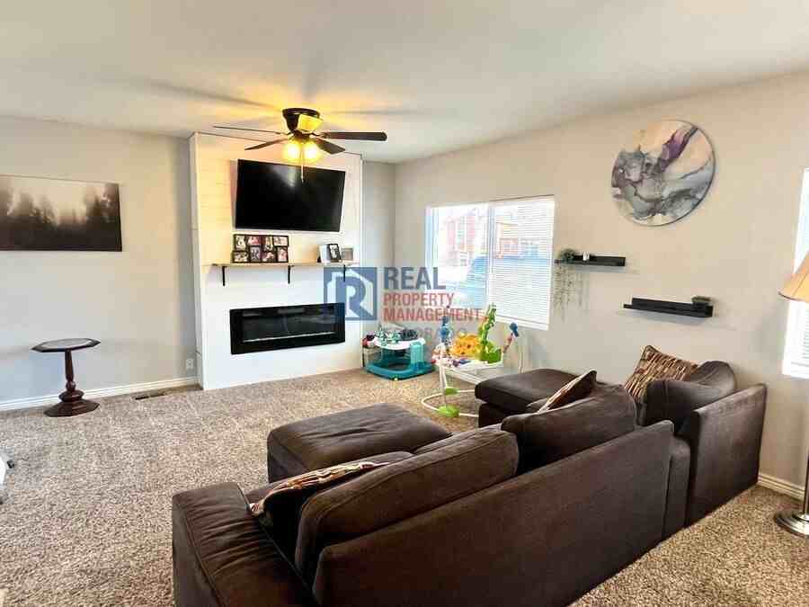 2550 Bellamy St - Photo 3 of 15