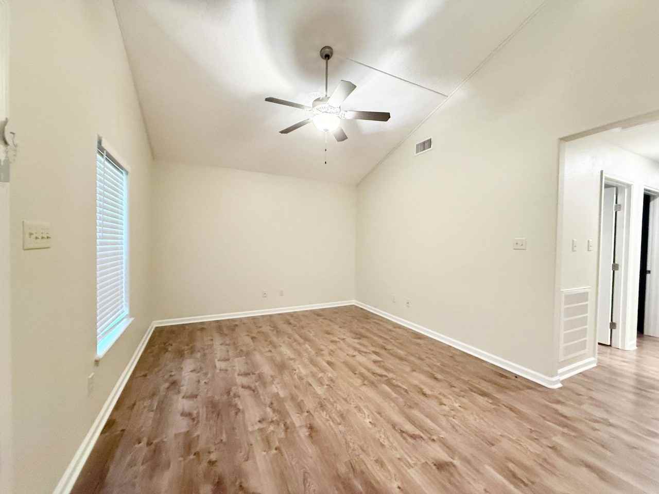 140 Huisache St - Photo 3 of 22