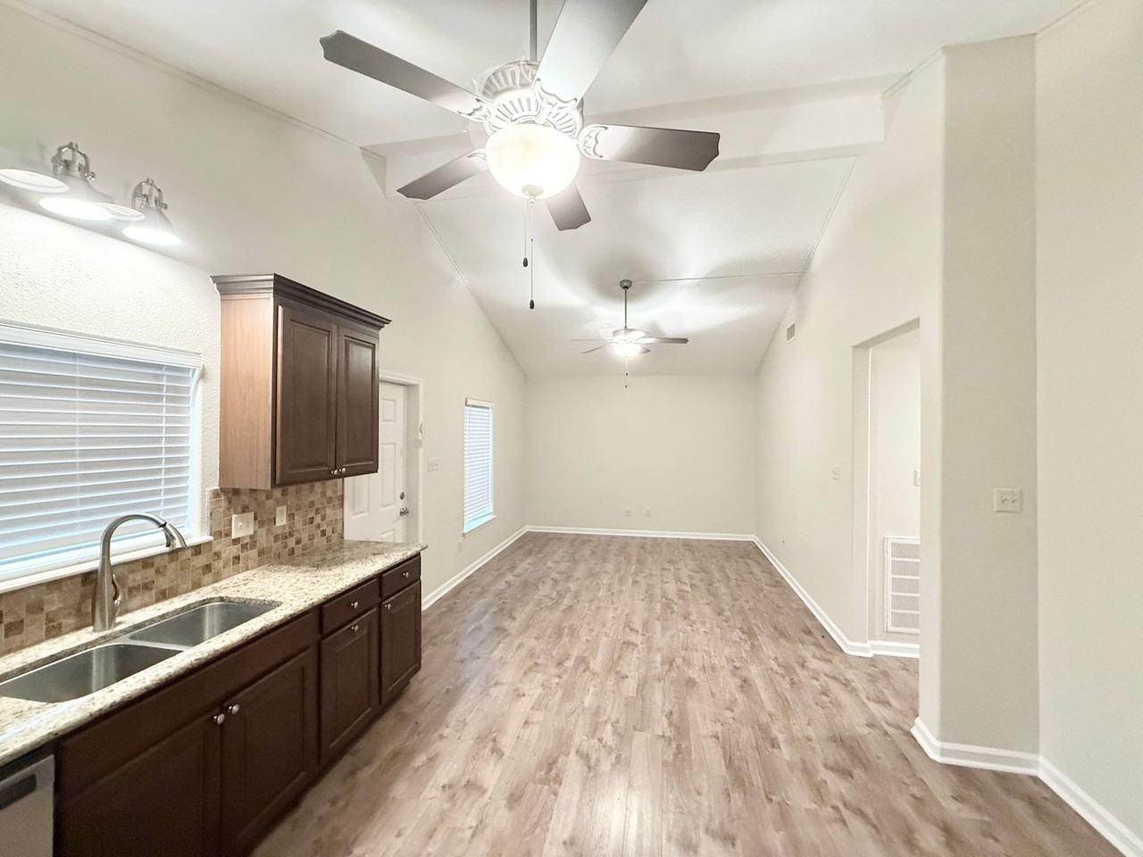 140 Huisache St - Photo 4 of 22