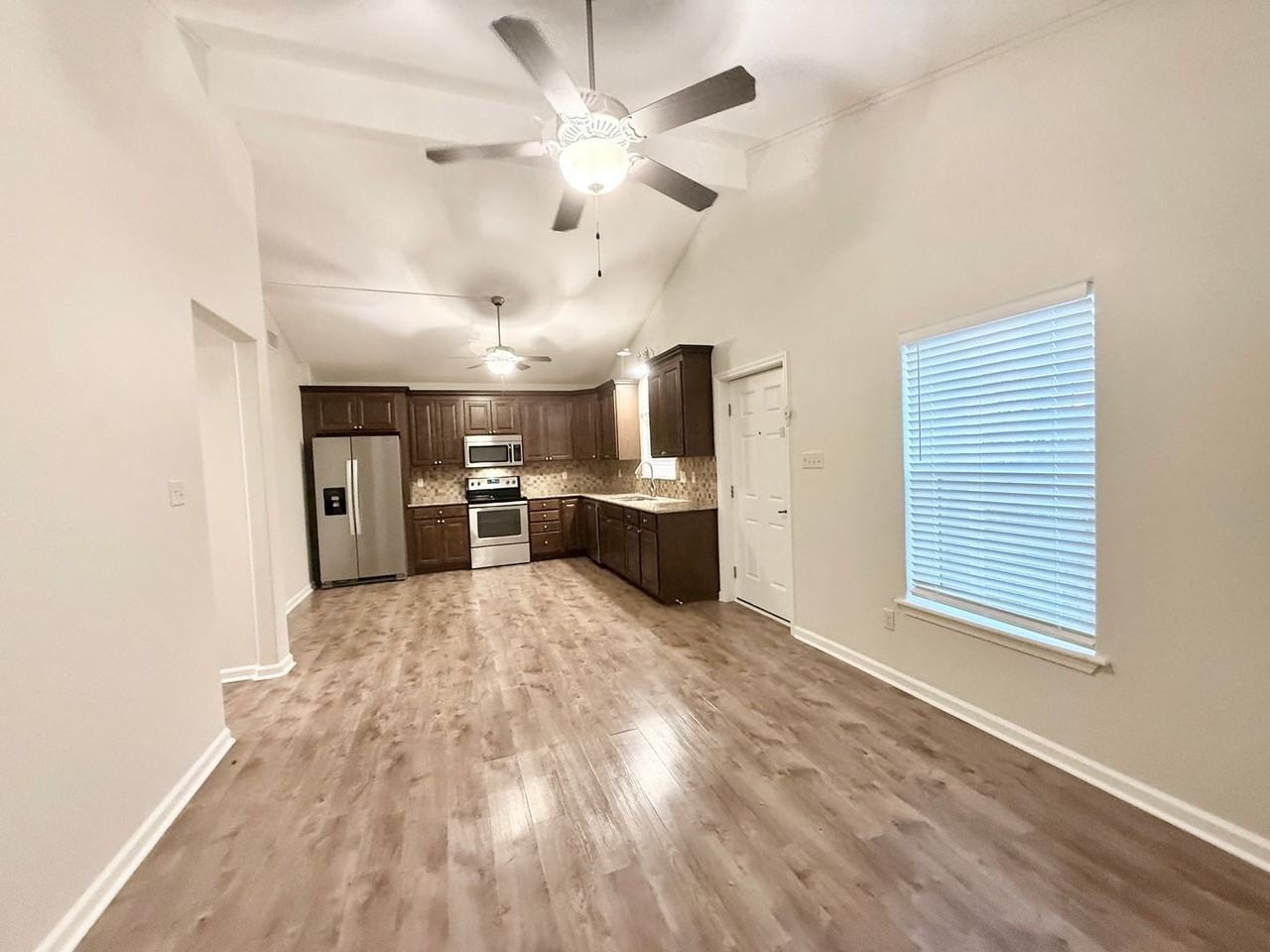 140 Huisache St - Photo 5 of 22