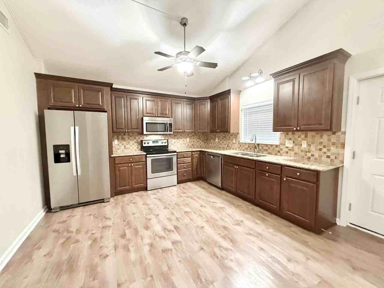 140 Huisache St - Photo 6 of 22