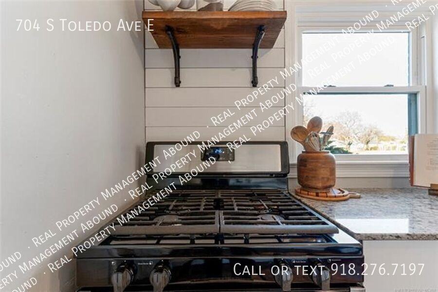 704 S Toledo Ave - Photo 7 of 14