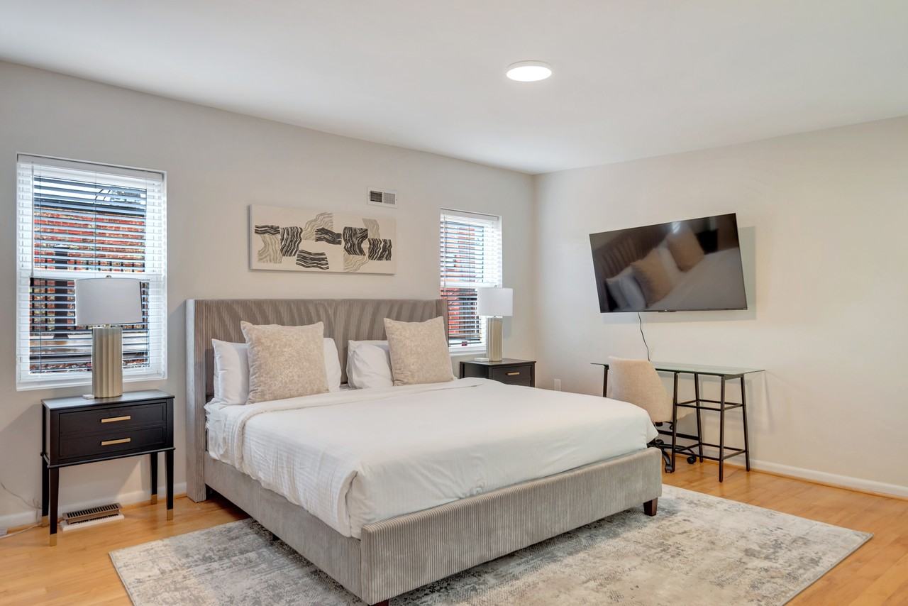 1125 D St Ne #1 - Photo 4 of 26