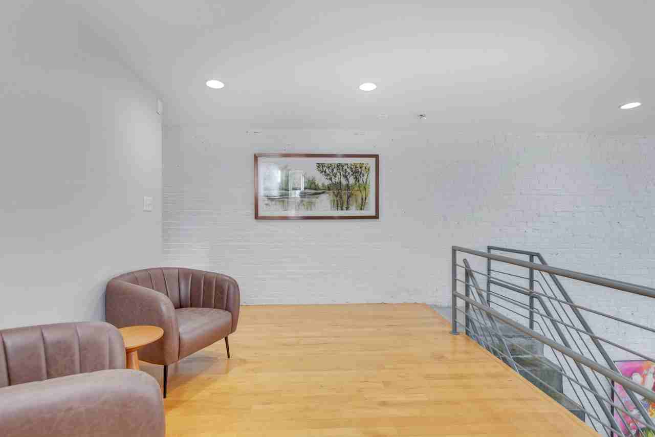 1125 D St Ne #1 - Photo 5 of 26