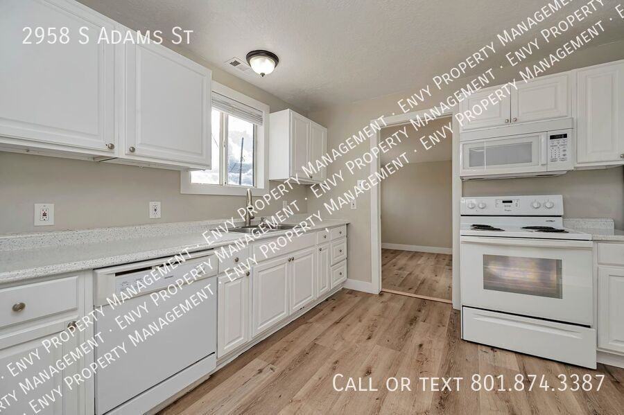 2958 S Adams St - Photo 3 of 14