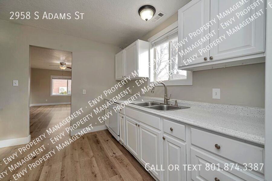 2958 S Adams St - Photo 4 of 14