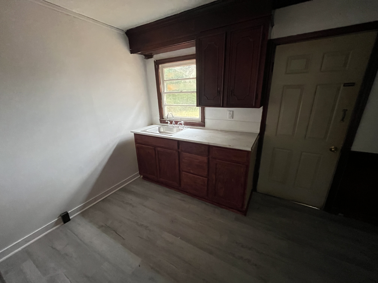 754 Raymond Rd #B - Photo 3 of 6