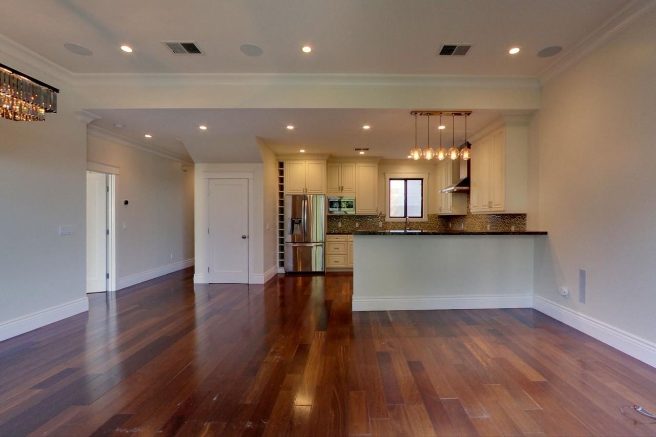 2045 Hyde St - Photo 4 of 37