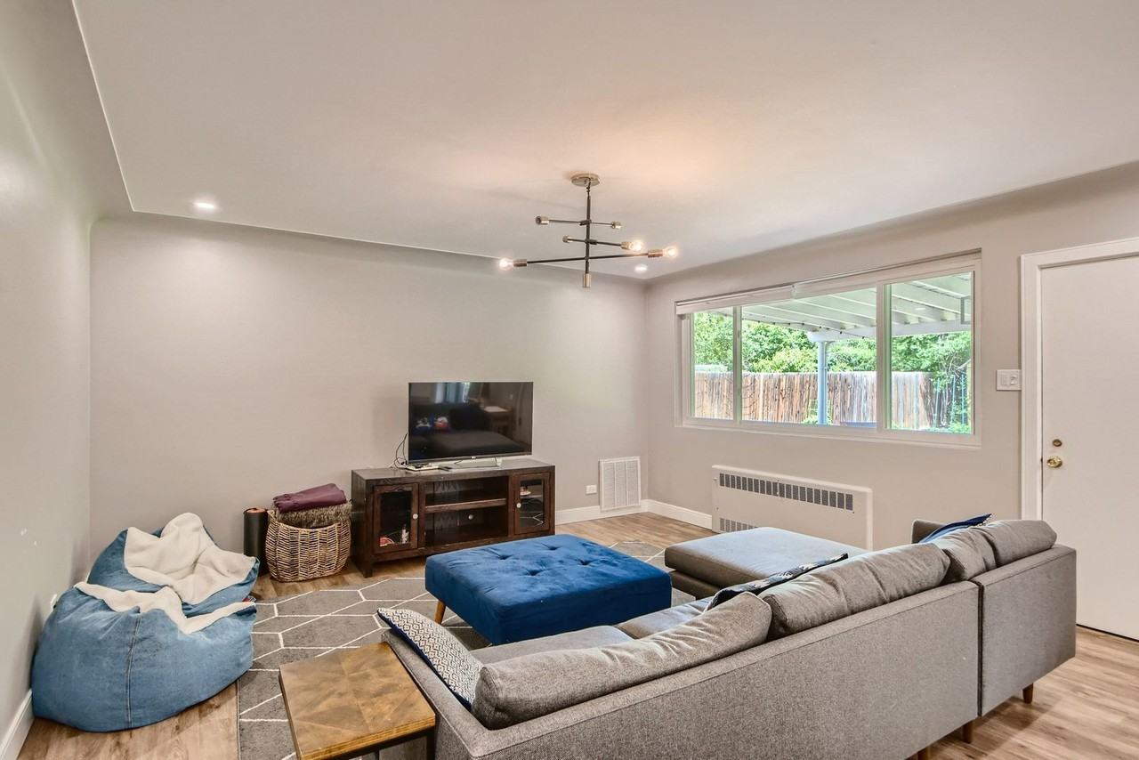 880 Grape St - Photo 3 of 14