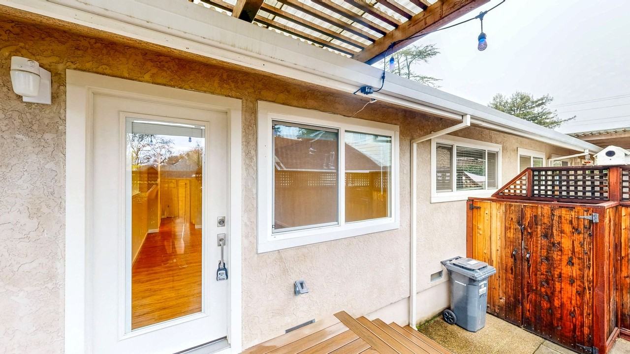 1145 Edwards St - Photo 5 of 36