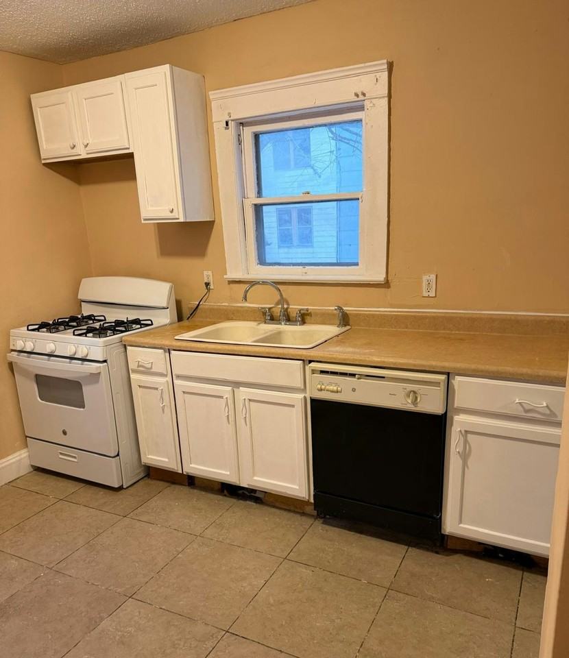 3381 East 149th Street - Photo 4 of 12