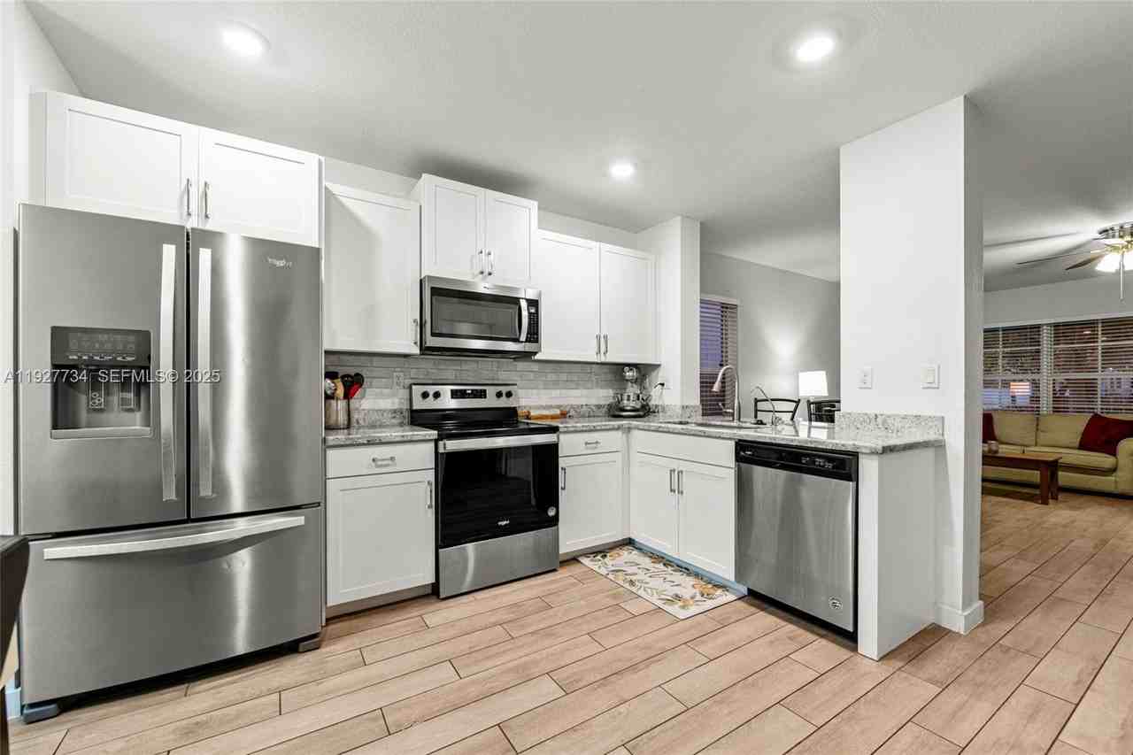 525 Ne 6th Pl #525 - Photo 2 of 37