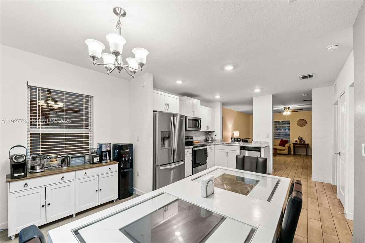 525 Ne 6th Pl #525 - Photo 4 of 37