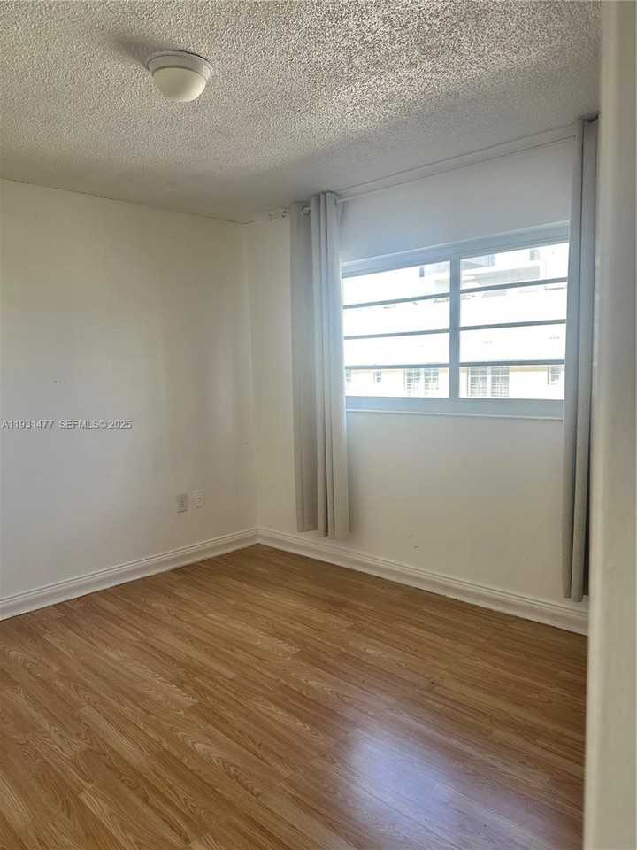 Flamingo-Lummus #1150-404 - Photo 2 of 17