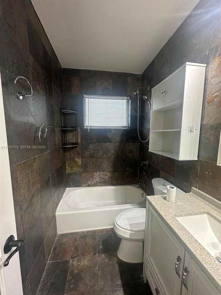 17051 Ne 23rd Ave #170512E - Photo 2 of 17