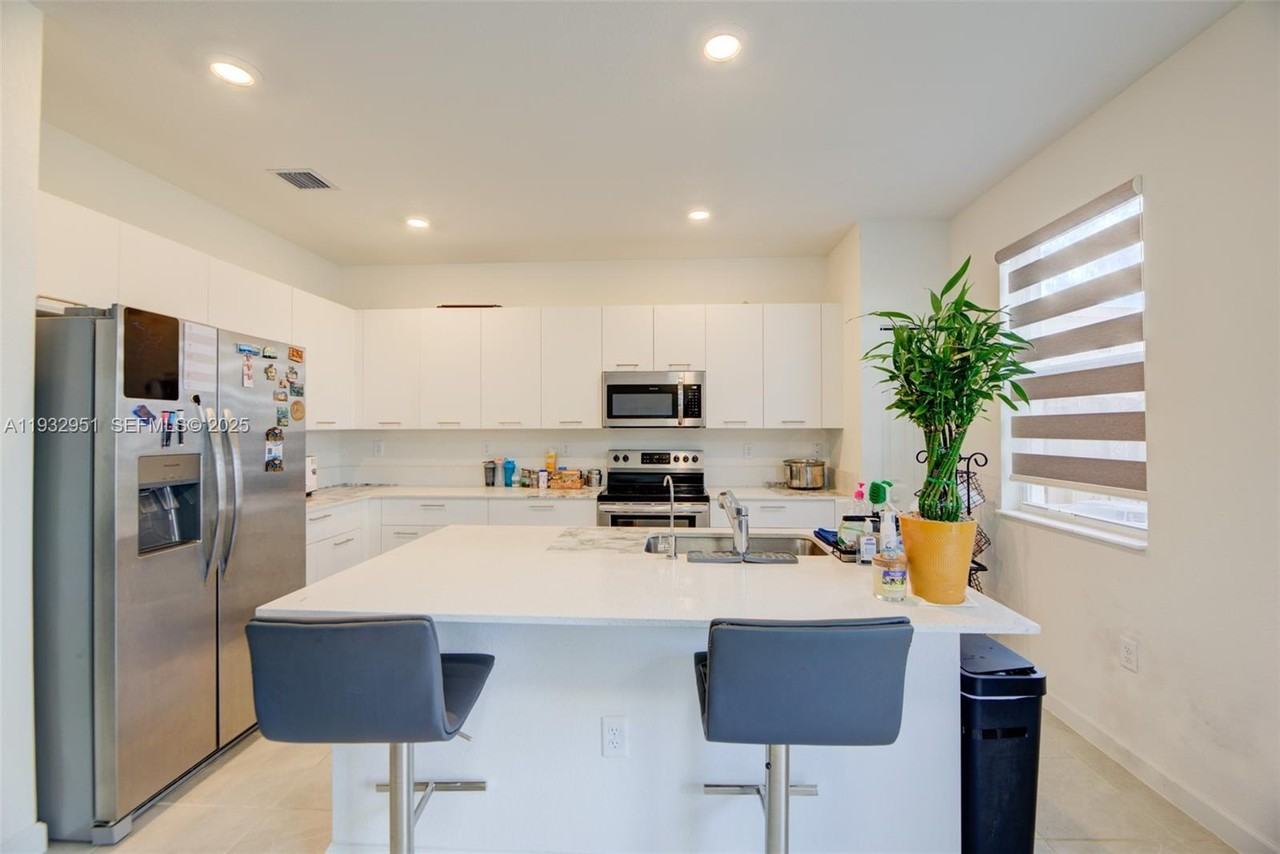 12604 Nw 23rd Pl #12604 - Photo 3 of 38