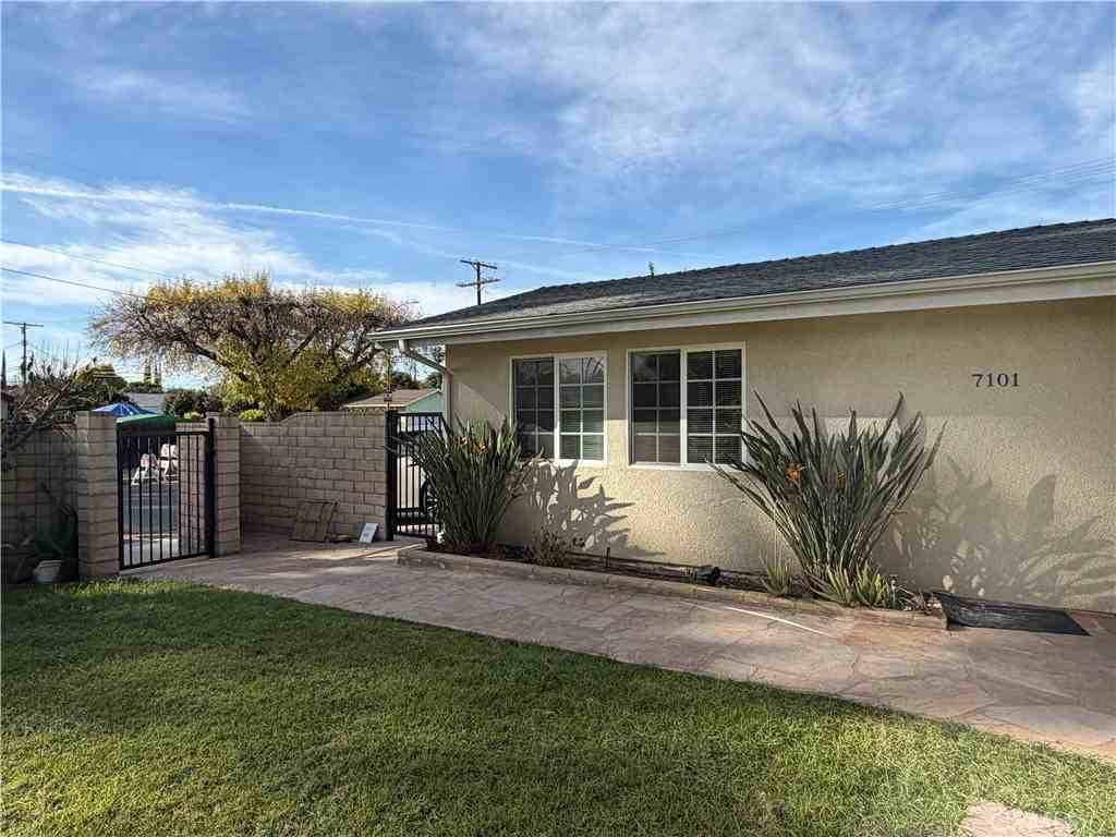 7101 Fallbrook Ave #7101 - Photo 6 of 8