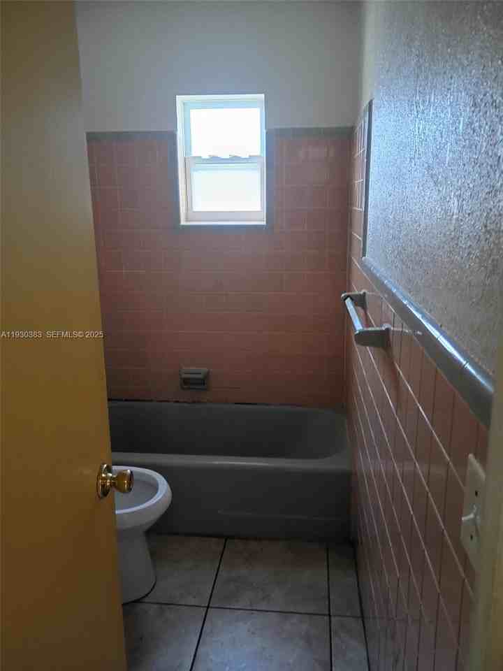 1017 Chipola Rd #1017A - Photo 3 of 12