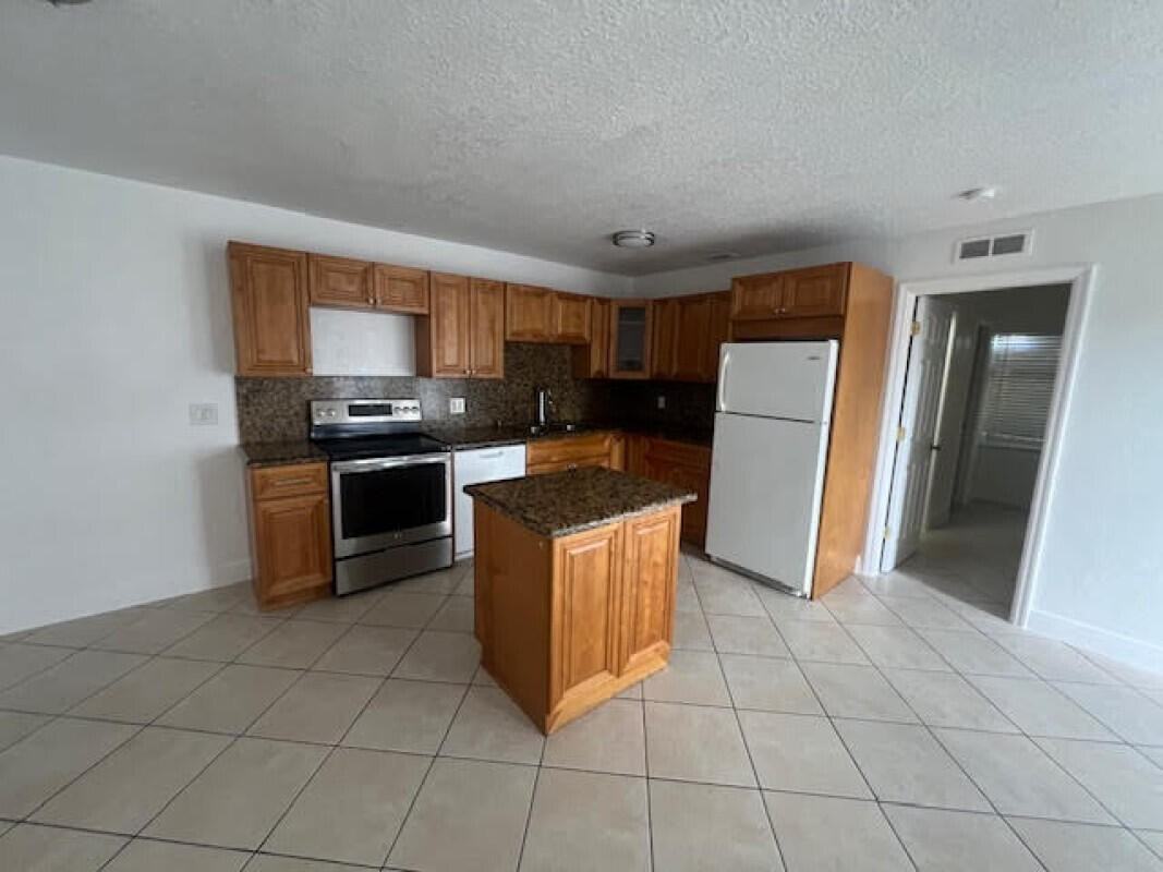 1755 Forest Hill Blvd #1755-17 - Photo 4 of 8