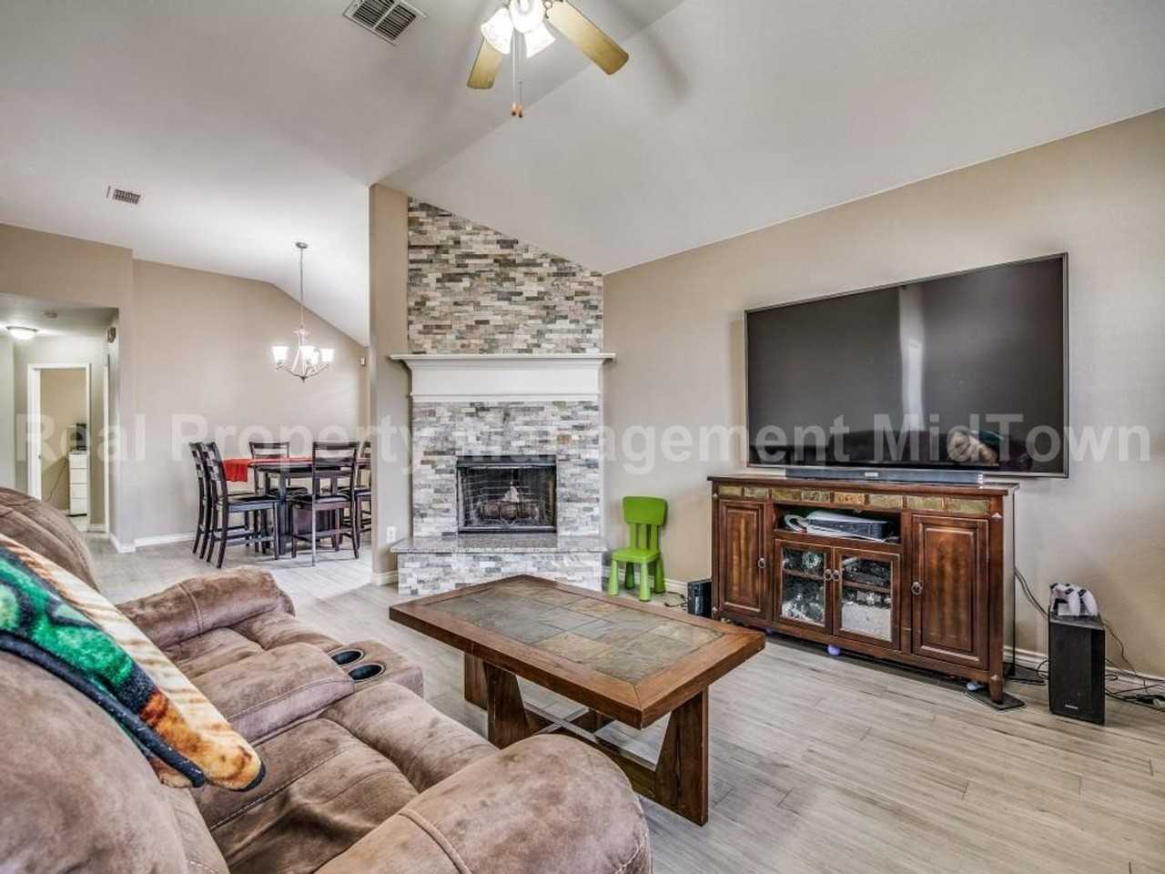 1605 Bob Dr - Photo 4 of 24