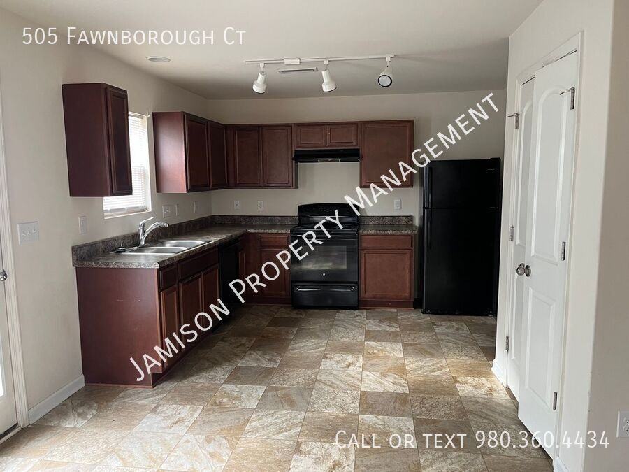 505 Fawnborough Ct - Photo 6 of 13