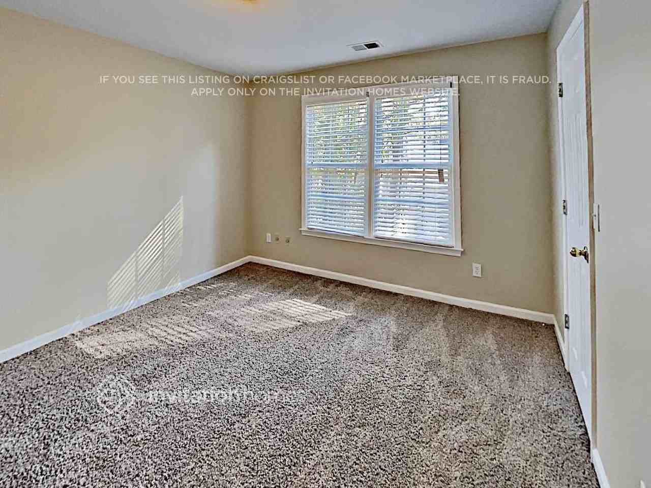 559 Parliament St - Photo 6 of 13