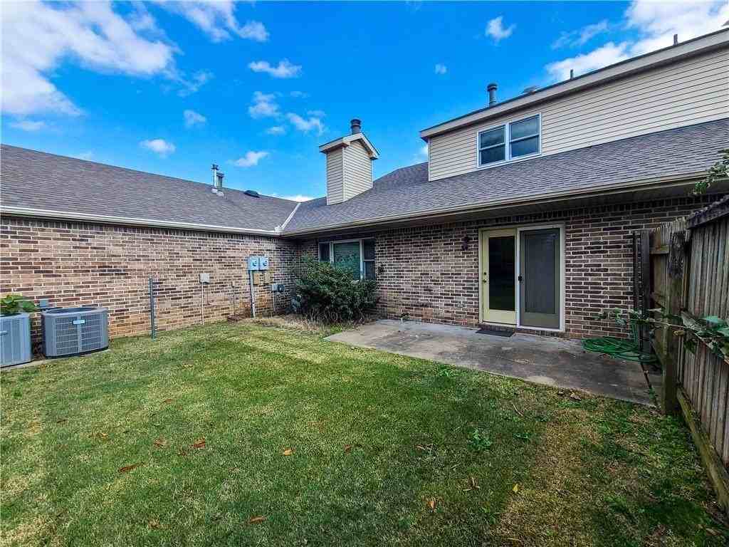 1020 W Cypress St #2 - Photo 3 of 19