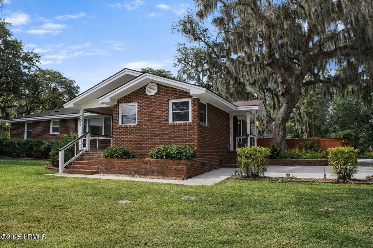 702 Center Dr W - Photo 3 of 30