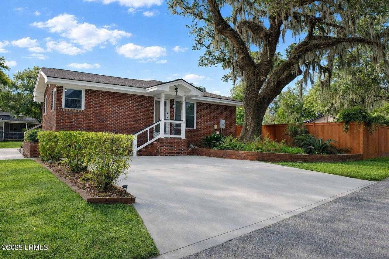 702 Center Dr W - Photo 4 of 30