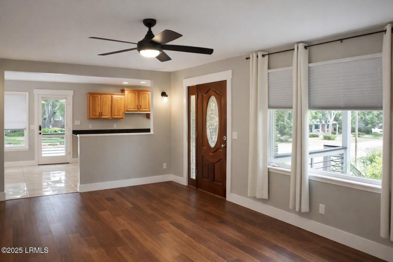 702 Center Dr W - Photo 5 of 30