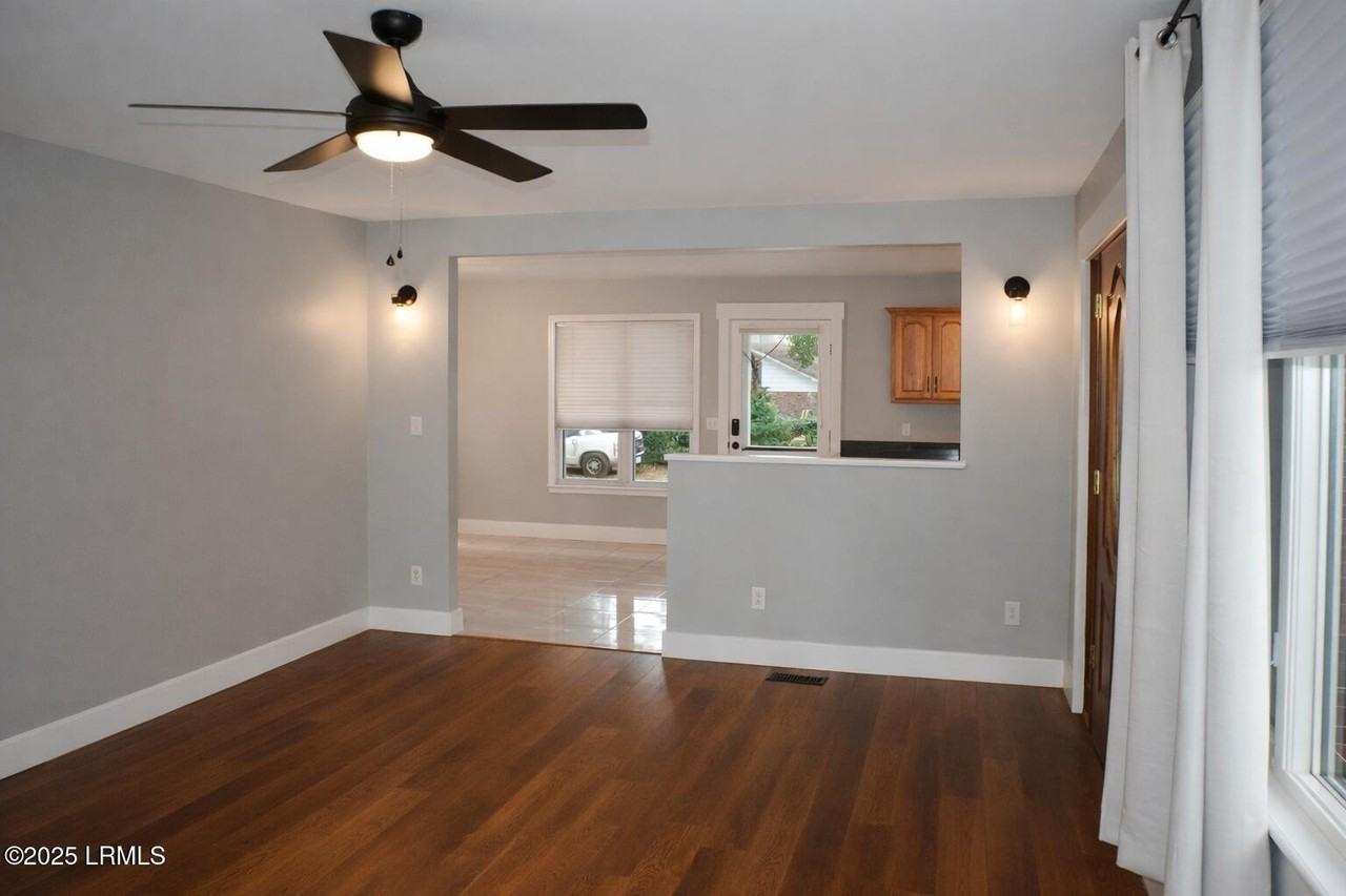 702 Center Dr W - Photo 6 of 30