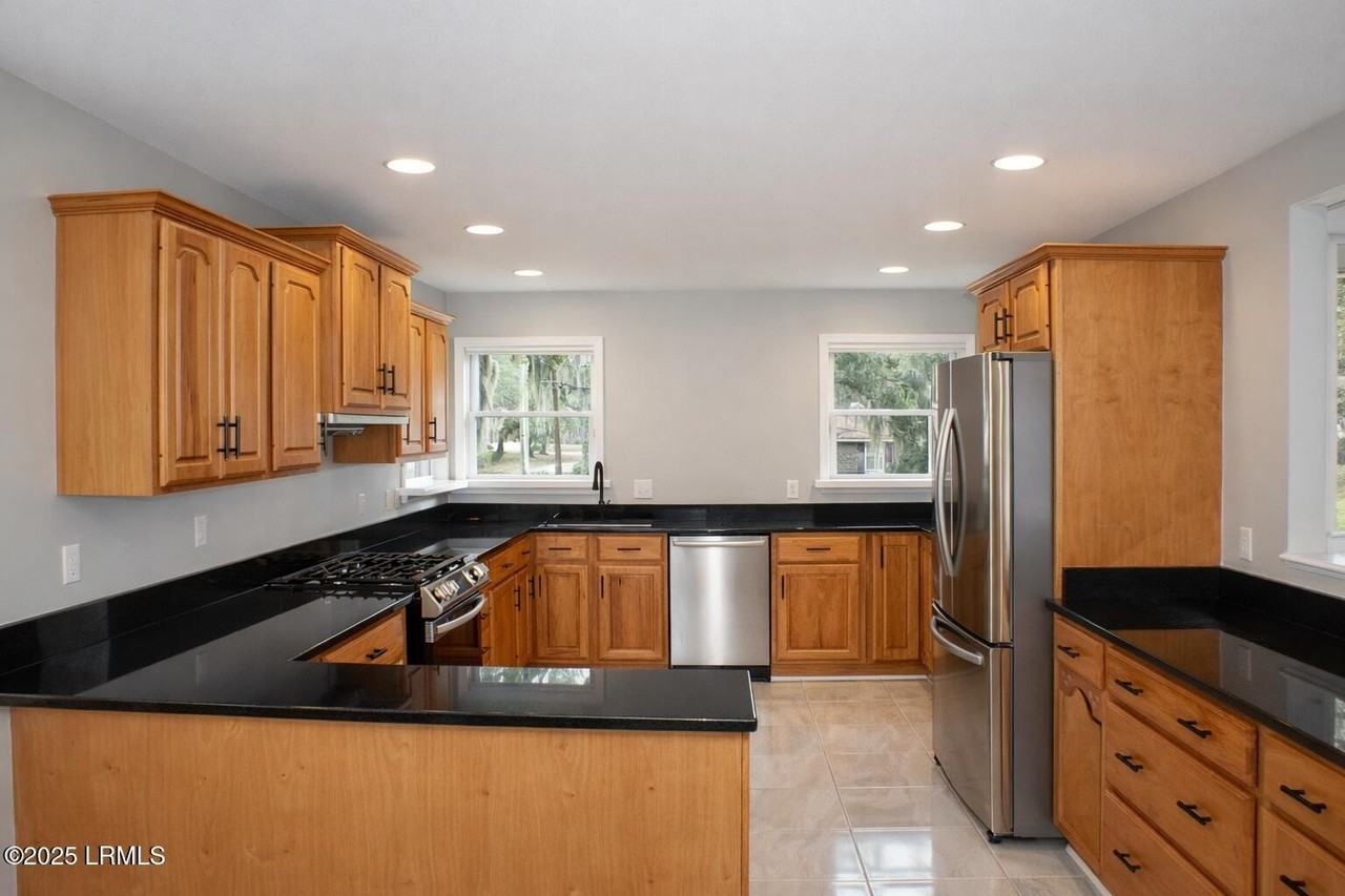 702 Center Dr W - Photo 7 of 30