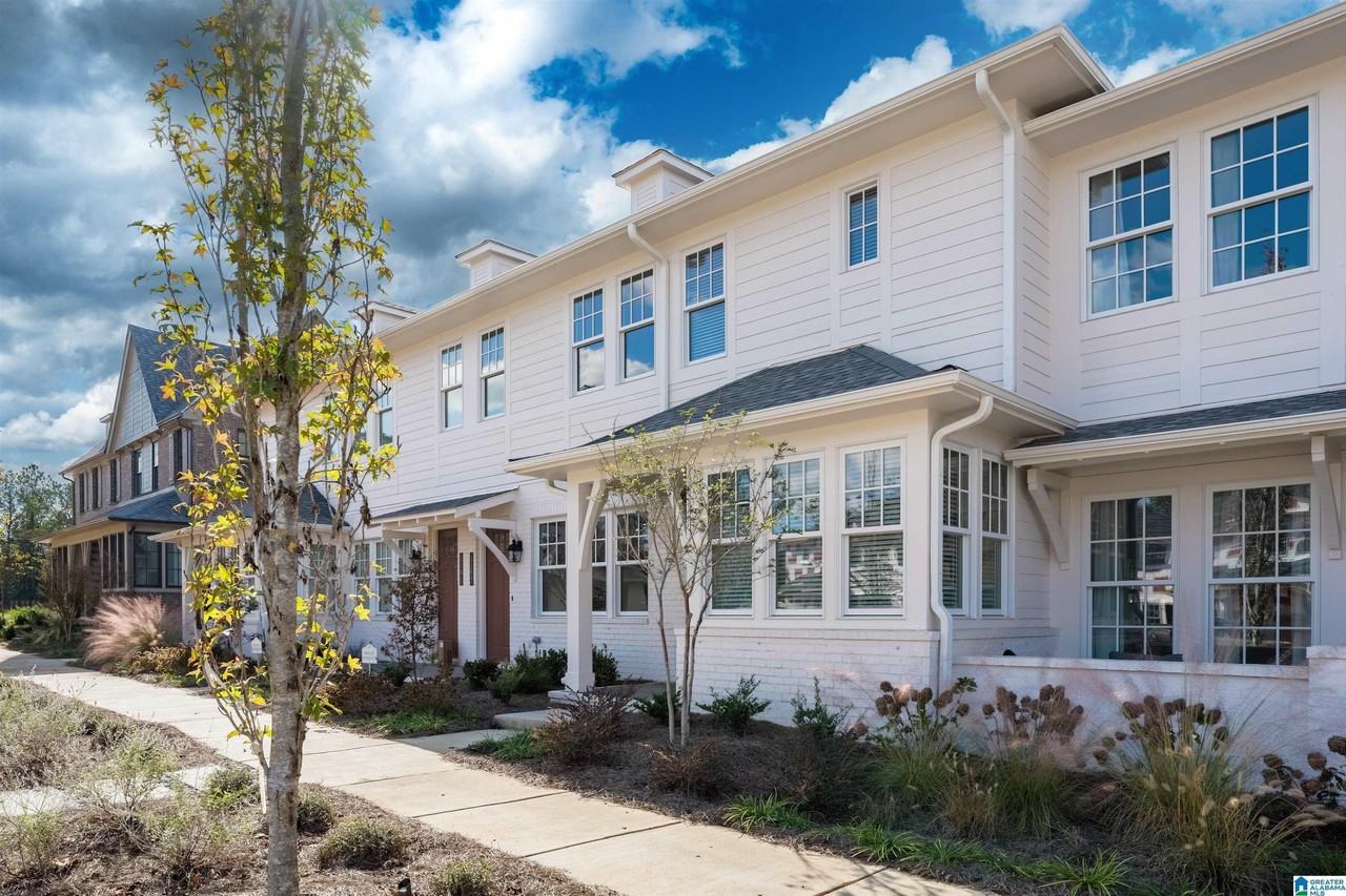 1195 Windsor Sq - Photo 2 of 32