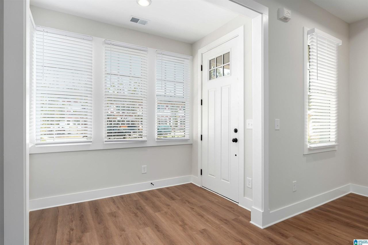 1195 Windsor Sq - Photo 5 of 32