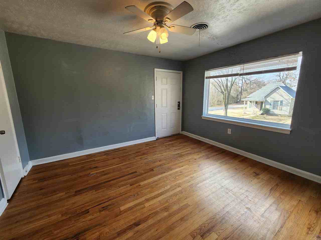 1504 Allen St - Photo 3 of 10