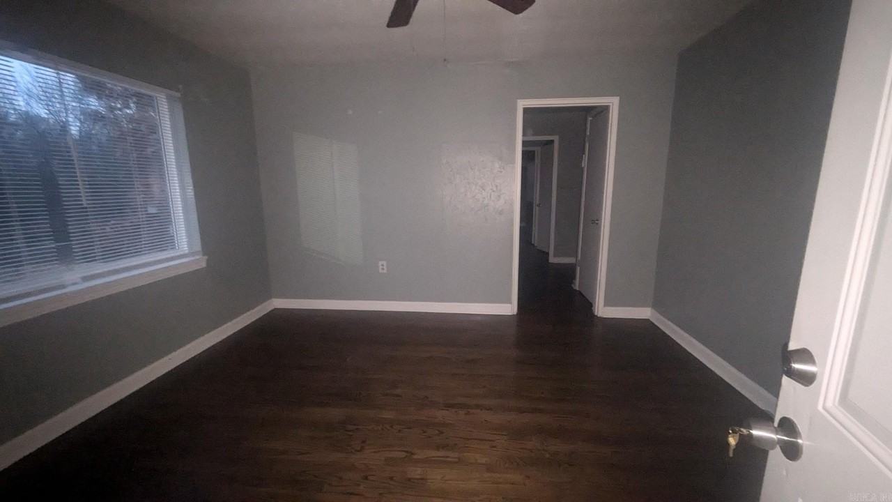 1504 Allen St - Photo 6 of 10