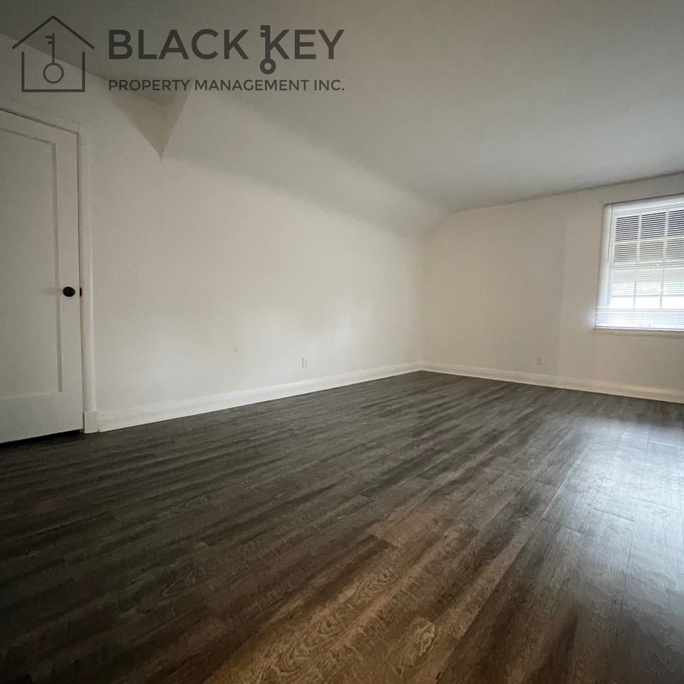 564 Queens Ave #2 - Photo 4 of 10