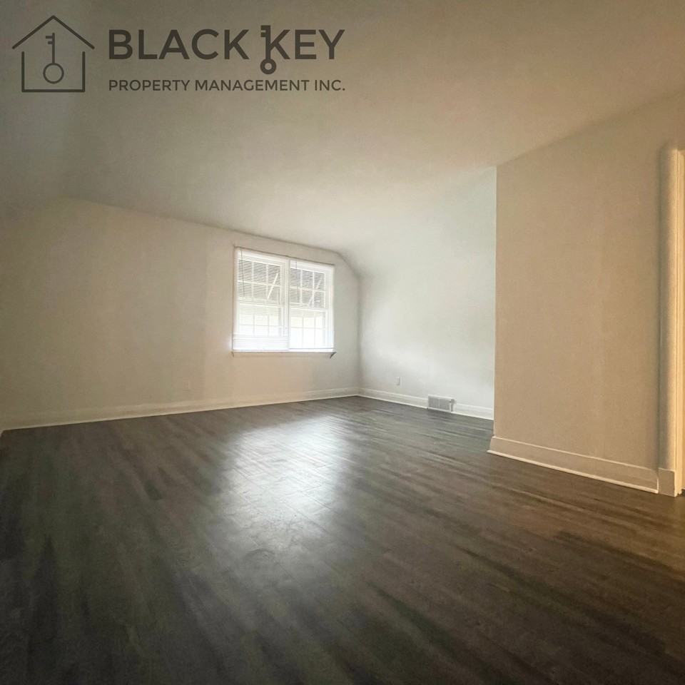 564 Queens Ave #2 - Photo 5 of 10