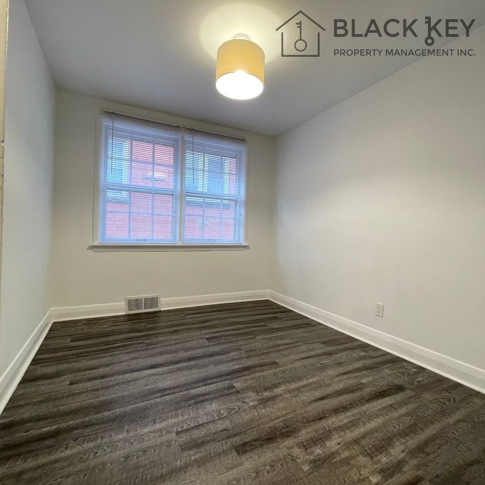 564 Queens Ave #2 - Photo 6 of 10