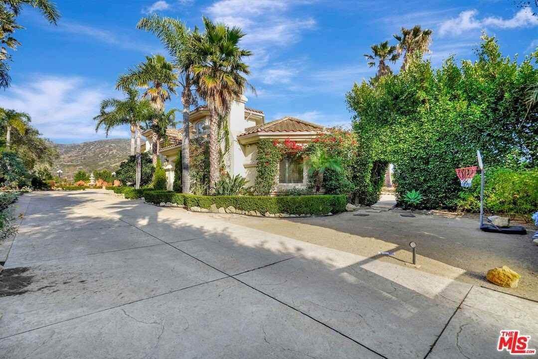 27425 Calicut Rd - Photo 3 of 50