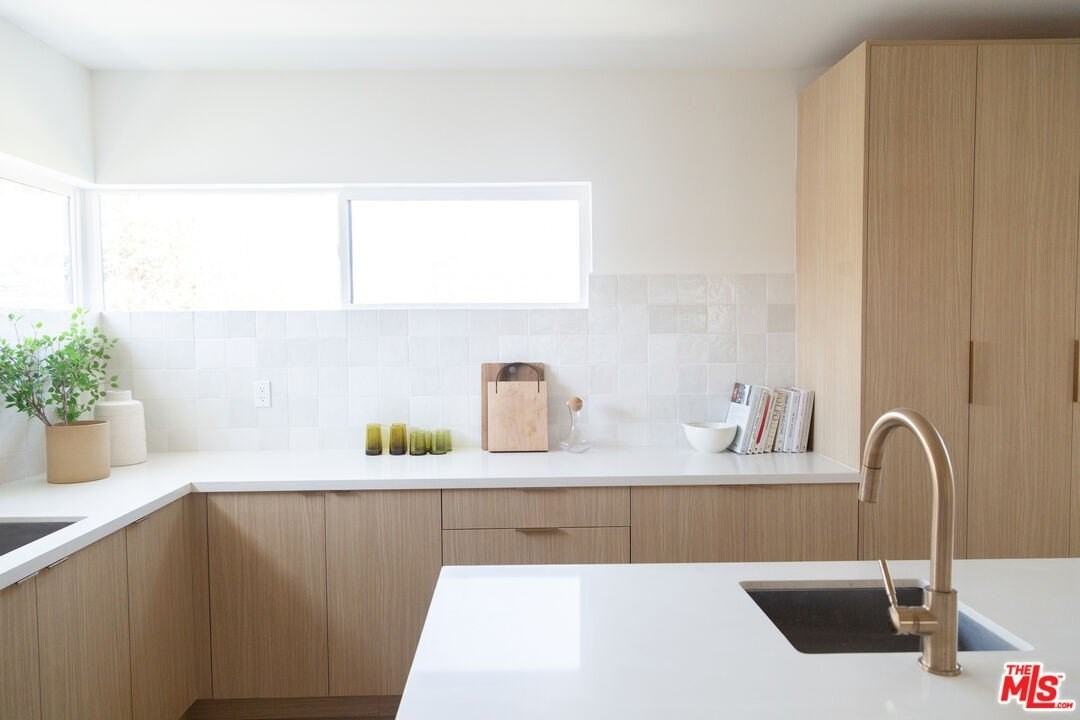 6541 De Longpre Ave Unit 1/2 #1-2 - Photo 2 of 34