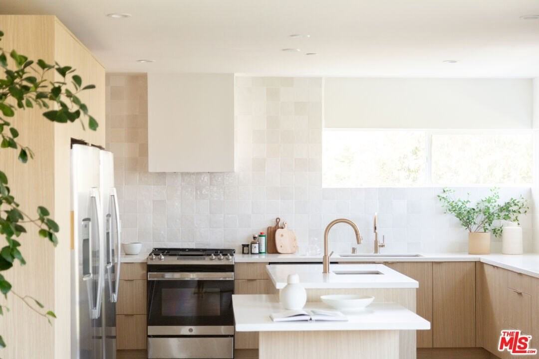 6541 De Longpre Ave Unit 1/2 #1-2 - Photo 4 of 34