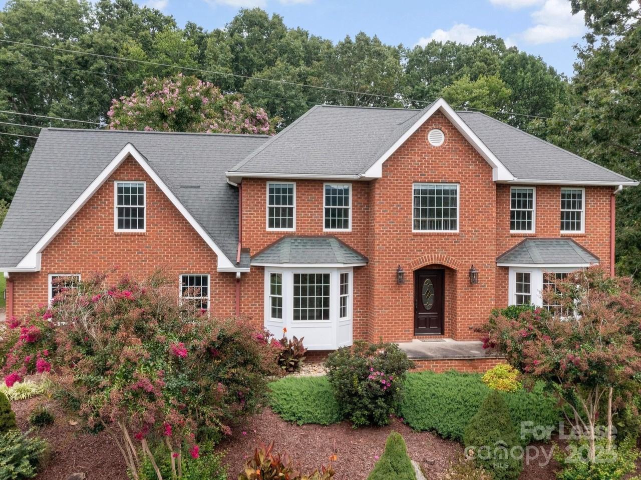 206 Bridle Path - Photo 2 of 27