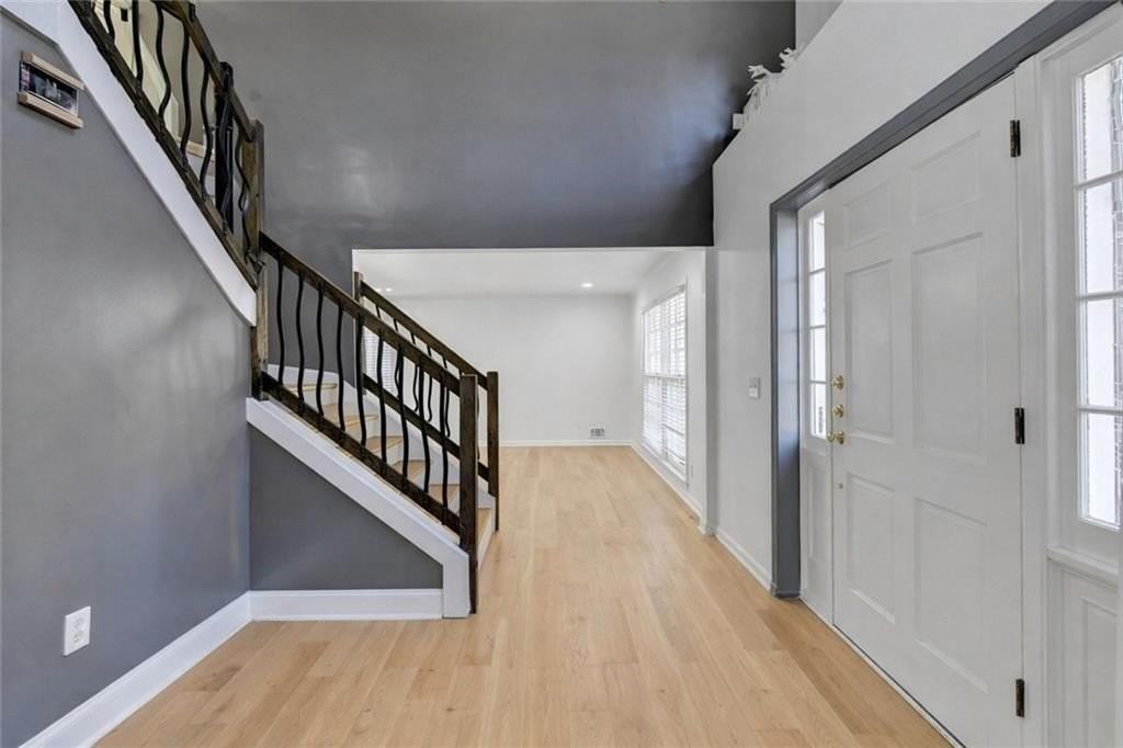 525 Abernathy Rd - Photo 4 of 33