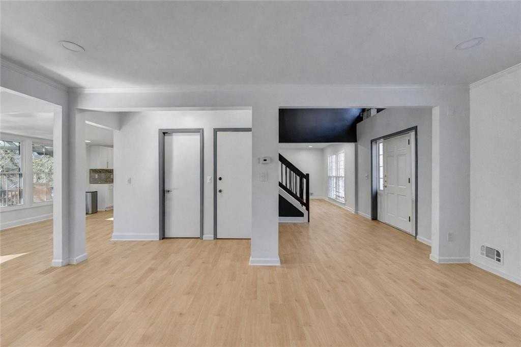 525 Abernathy Rd - Photo 7 of 33