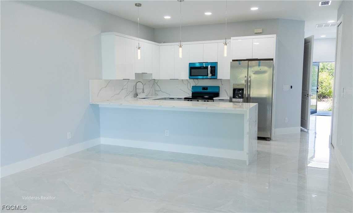 2404/2406 Crawford Avenue N - Photo 3 of 10