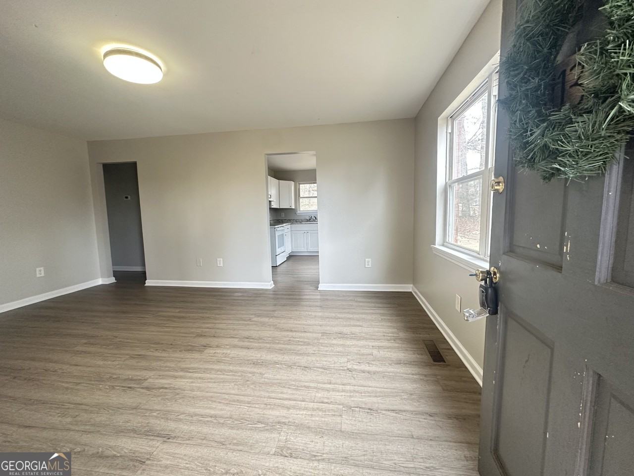 1133 White Oak Dr - Photo 2 of 9