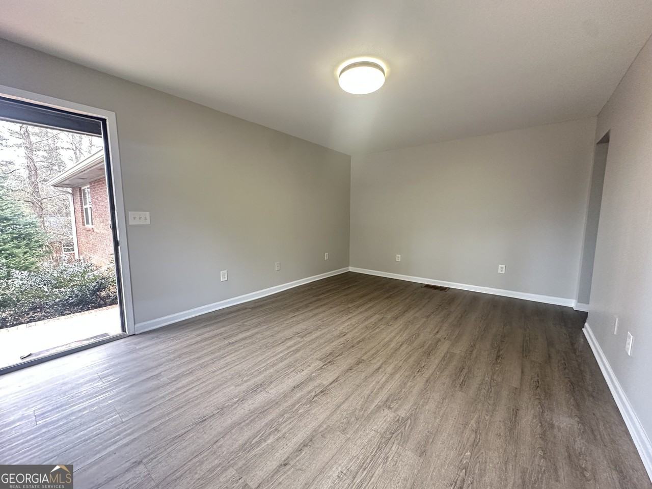 1133 White Oak Dr - Photo 3 of 9