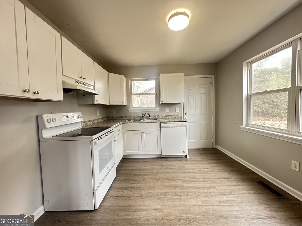 1133 White Oak Dr - Photo 4 of 9